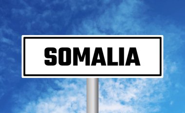 Bulutlu arka planda Somali yol tabelası