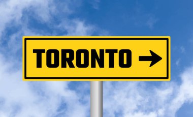 Bulutlu arka planda Toronto yol tabelası