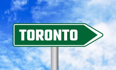 Bulutlu arka planda Toronto yol tabelası