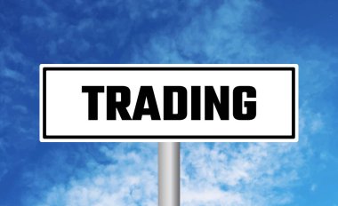 Mavi gökyüzü arka planında yol işareti ticareti