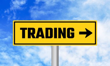 Mavi gökyüzü arka planında yol işareti ticareti