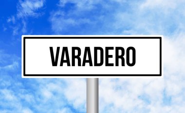 Bulutlu arkaplanda Varadero yol işareti