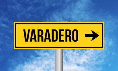 Bulutlu arkaplanda Varadero yol işareti