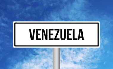 Gökyüzü arka planında Venezuela yol işareti