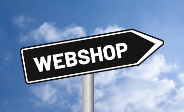 Mavi gökyüzü arka planında Webshop yol tabelası