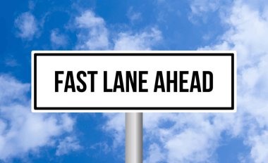 Mavi gökyüzü arka planında hızlı şerit işareti