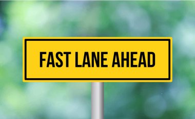 Bulanık arkaplanda hızlı şerit işareti