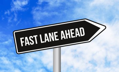 Mavi gökyüzü arka planında hızlı şerit işareti