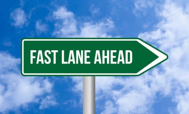 Mavi gökyüzü arka planında hızlı şerit işareti