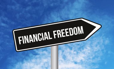 Bulutlu arka planda finansal özgürlük tabelası