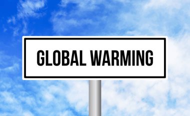 Gökyüzü arka planında küresel ısınma yol işareti