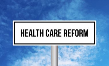 Bulutlu arka planda sağlık reformu tabelası