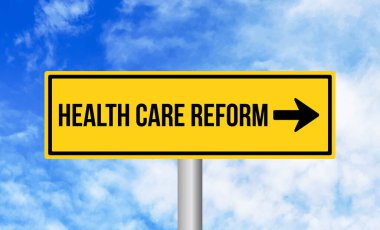 Bulutlu arka planda sağlık reformu tabelası