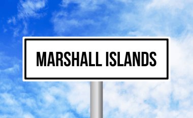 Bulutlu arka planda Marshall Adaları yol tabelası