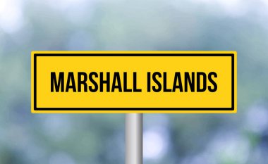 Marshall Adaları arka planda bulanık yol işareti