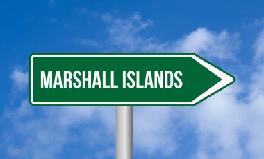 Bulutlu arka planda Marshall Adaları yol tabelası