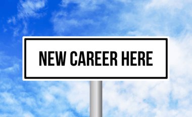 Mavi gökyüzü arka planında yeni kariyer tabelası