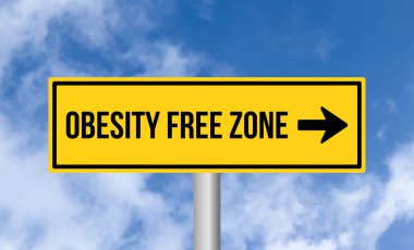 Bulutlu gökyüzü arka planında obezite serbest bölge yol işareti