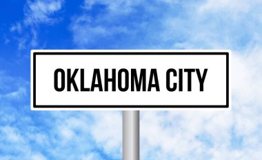 Gökyüzü arka planında Oklahoma şehri yol tabelası