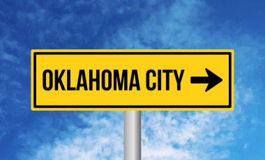 Gökyüzü arka planında Oklahoma şehri yol tabelası