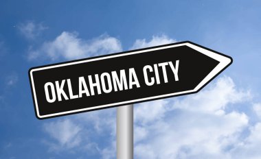Gökyüzü arka planında Oklahoma şehri yol tabelası