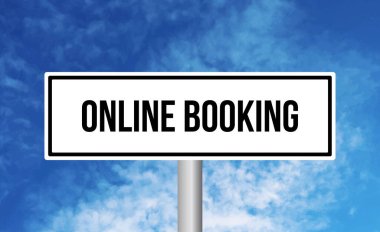 Mavi gökyüzü arka planında online rezervasyon yol tabelası