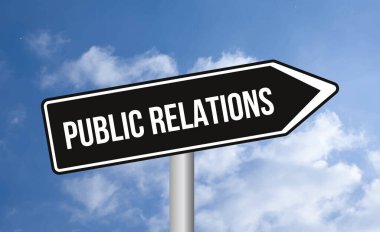 Bulutlu arka planda halkla ilişkiler yol tabelası