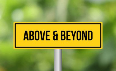 Bulanık arkaplanda yol işaretinin üstünde ve ötesinde