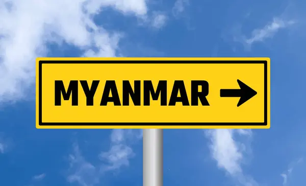 Myanmar Drogowy Znak Tle Niebieskiego Nieba — Zdjęcie stockowe
