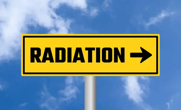 Bulutlu Arkaplanda Radyasyon Yol Işareti — Stok fotoğraf