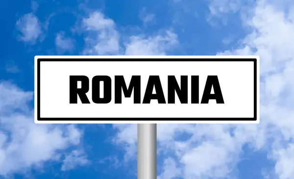Gökyüzü Arka Planında Romanya Yol Tabelası — Stok fotoğraf