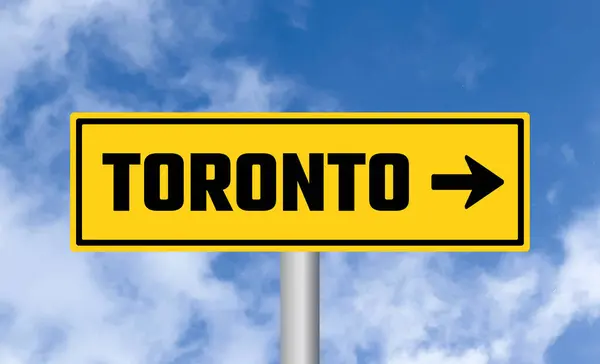 Toronto Drogowy Znak Zachmurzonym Tle Nieba — Zdjęcie stockowe