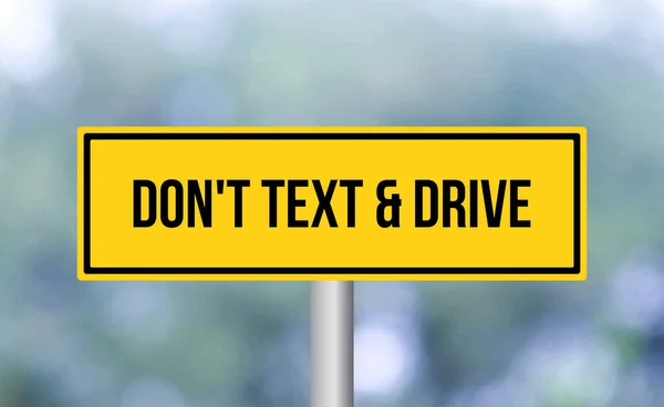 Μην Κείμενο Και Οδηγείτε Την Οδική Πινακίδα Στο Φόντο Θαμπάδα — Φωτογραφία Αρχείου