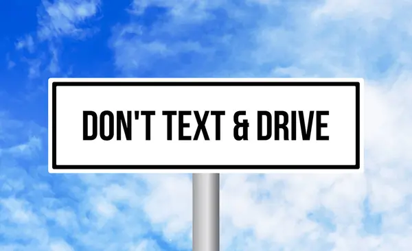 Μην Κείμενο Και Οδηγείτε Πινακίδα Στο Θολό Φόντο Του Ουρανού — Φωτογραφία Αρχείου