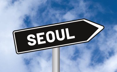 Gökyüzü arka planında Seul yol işareti