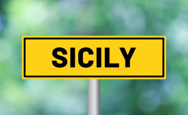 Bulanık arkaplanda Sicilya yol işareti