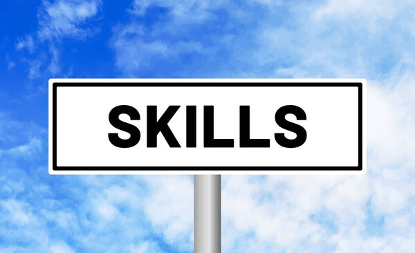 Навыки дорожного знака на фоне неба