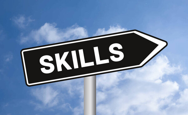 Навыки дорожного знака на фоне неба