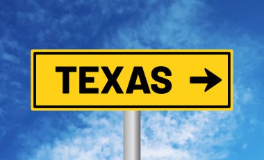 Bulutlu arka planda Teksas yol tabelası