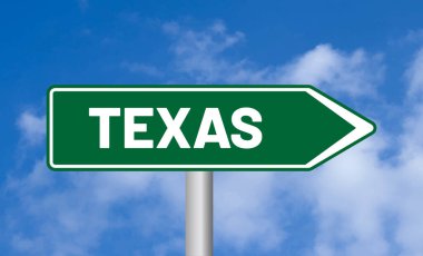 Bulutlu arka planda Teksas yol tabelası
