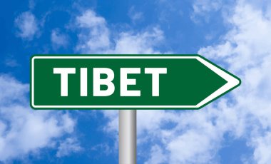 Bulutlu arkaplanda Tibet yol işareti