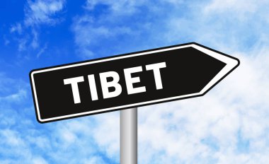 Bulutlu arkaplanda Tibet yol işareti