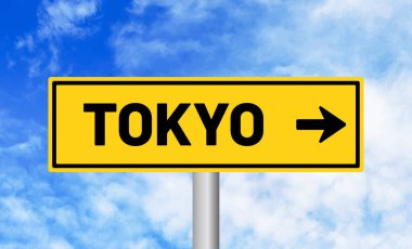 Gökyüzü arka planında Tokyo yol işareti
