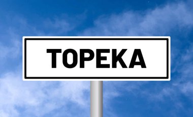 Bulutlu arkaplanda Topeka yol işareti