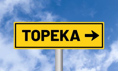 Bulutlu arkaplanda Topeka yol işareti