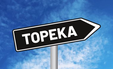 Bulutlu arkaplanda Topeka yol işareti