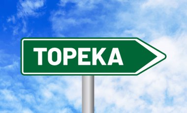 Bulutlu arkaplanda Topeka yol işareti