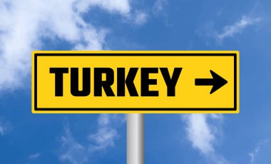 Gökyüzü arka planında Türkiye yol işareti