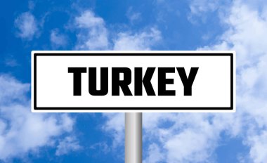 Gökyüzü arka planında Türkiye yol işareti