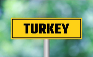 Arka planda Türkiye yol tabelası